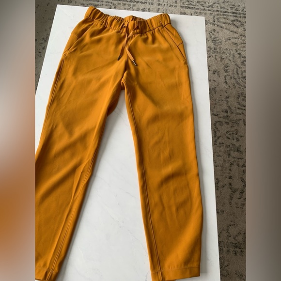 Lululemon On The Fly (woven) pants. Size 4, 7/8 length. - Picture 1 of 8